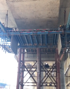 4臺(tái)冠航牌手拉葫蘆成功拆卸側(cè)模